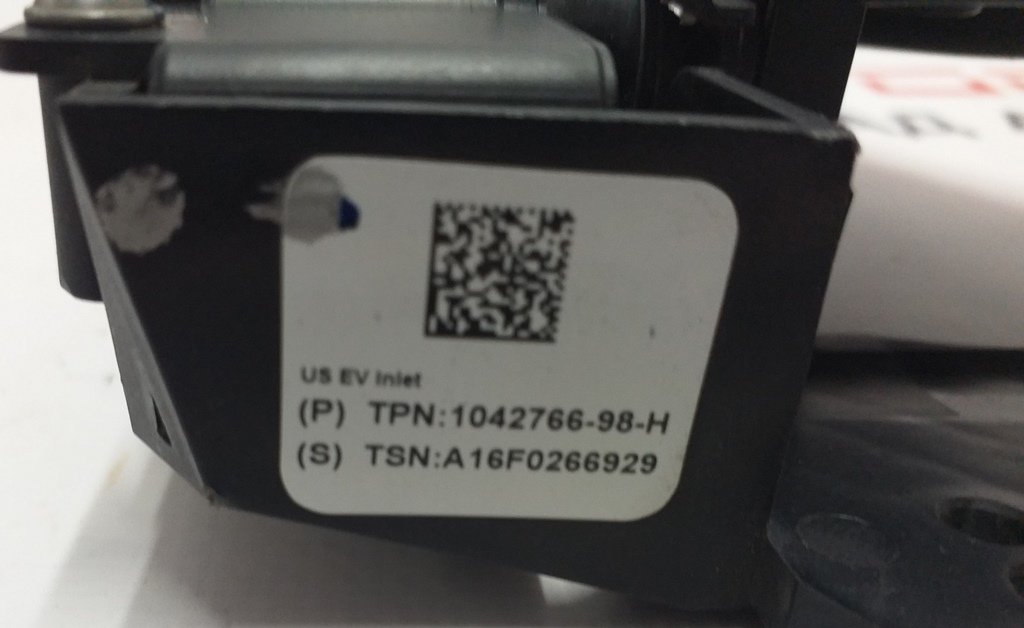10 Люк порта зарядки с электроприводом Tesla model X S REST 1038548-00-I